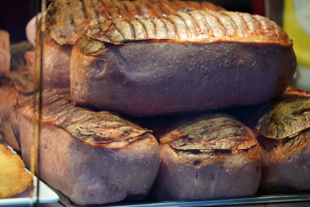 市场上的德国香肠和肉图片下载