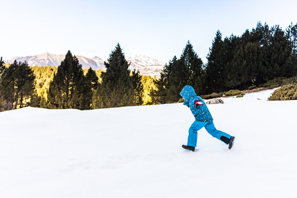 男孩从雪山上跑下来图片下载