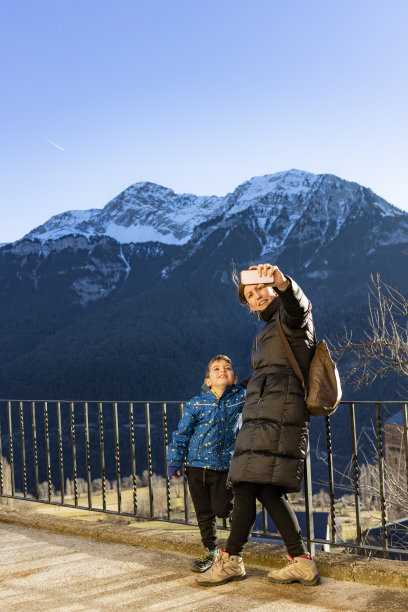 母亲和儿子以比利牛斯山为背景自拍图片下载