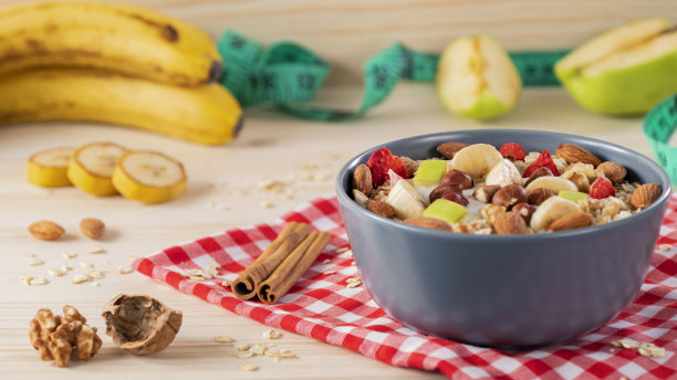 早餐奶昔碗，香蕉，格兰诺拉麦片和杏仁图片下载