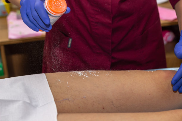 准备用于糖的皮肤。皮肤用粉末处理图片下载