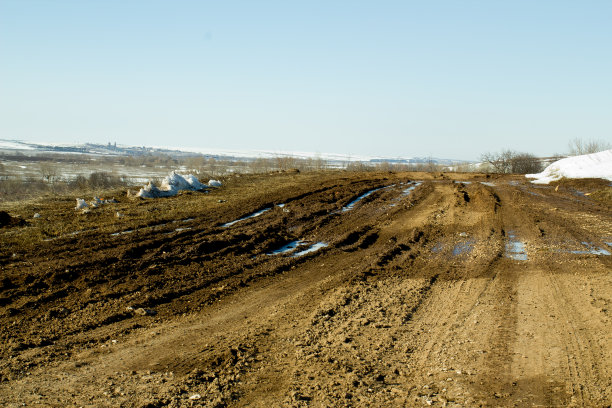 春天，田野里解冻了图片下载
