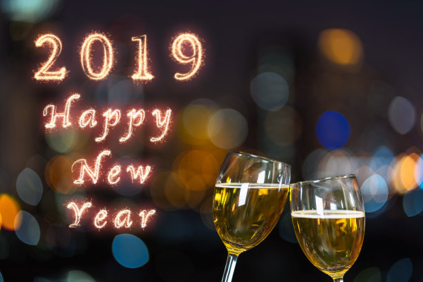 2019年新年快乐，用两个啤酒杯或玻璃杯碰杯，在城市景观的照片上庆祝，派对和庆祝新年快乐的概念图片下载