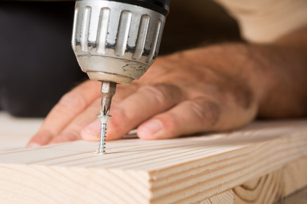 用电动螺丝刀工作的手工工人，特写图片下载