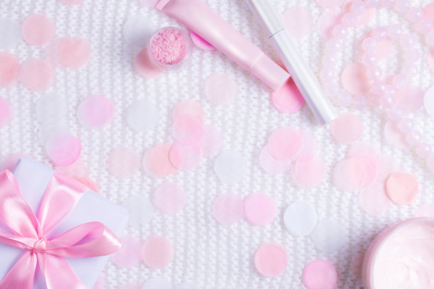 漂亮的礼品盒，项链和彩纸化妆品。图片下载