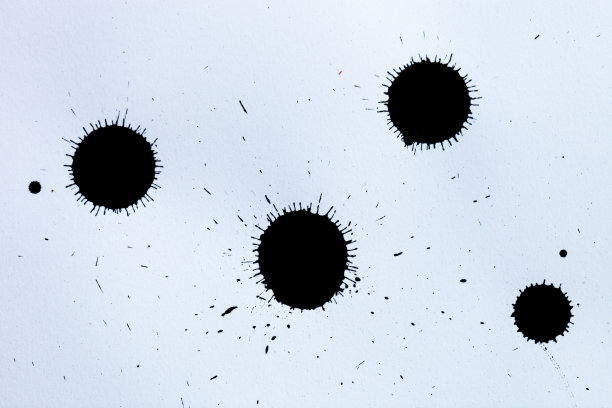 黑色墨水飞溅在白色纹理纸上，用于画笔和图形设计图片下载