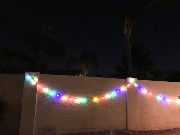 墙上挂着圣诞彩灯图片下载