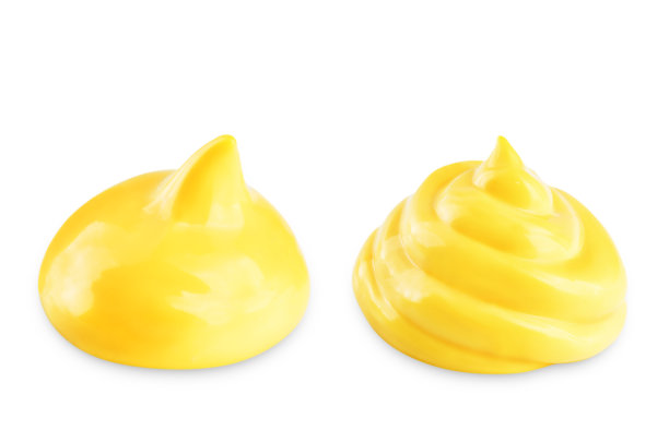 白色的背景上滴着黄色的芝士酱图片下载
