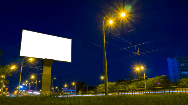 Mockup白色空白屏幕广告牌在高速公路上与交通图片下载