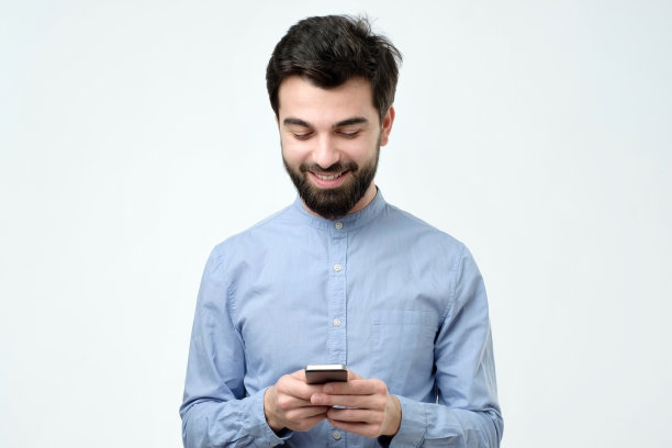 年轻的商人在用手机图片下载