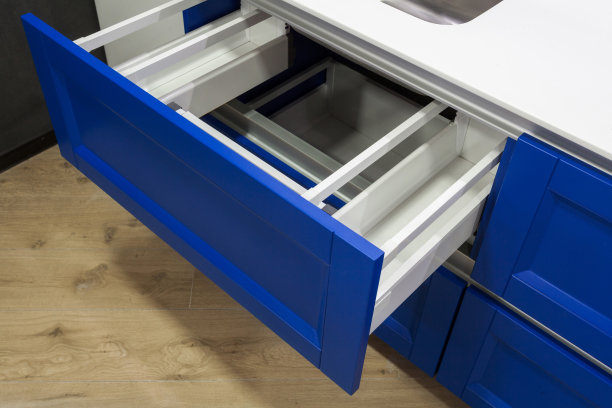 高角度以上的顶部视图和近距离照片厨房昂贵的内部。打开里面空的蓝色盒子图片下载