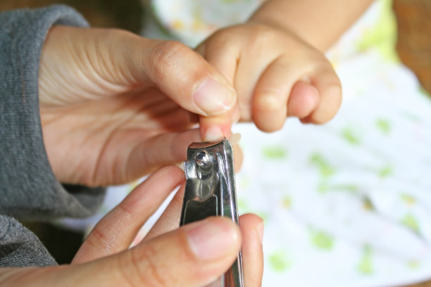 另外，妈妈用指甲钳给女儿剪指甲图片下载