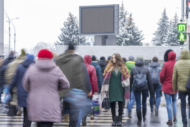 固定女人在人行横道上图片下载