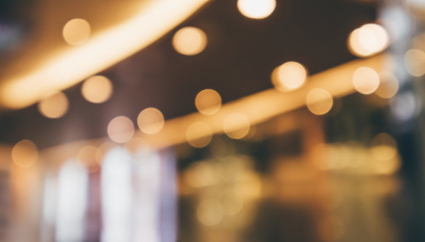 咖啡馆、餐厅或咖啡店与抽象的散焦灯光散焦模糊的背景图片下载