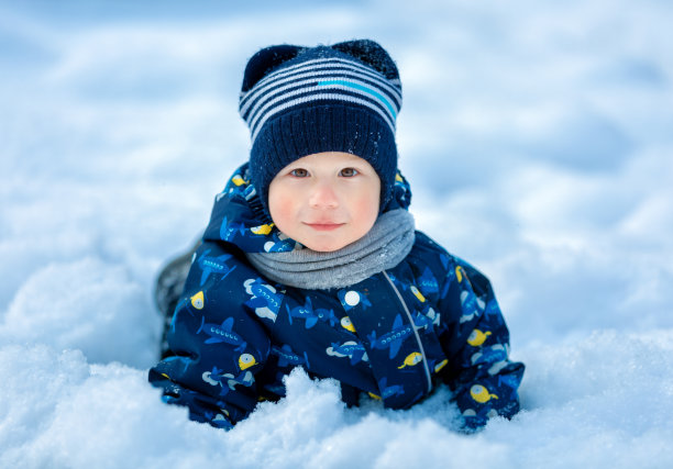 一个孩子在冬天的户外的肖像图片下载