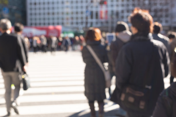 在人行横道上模糊不清的人图片下载