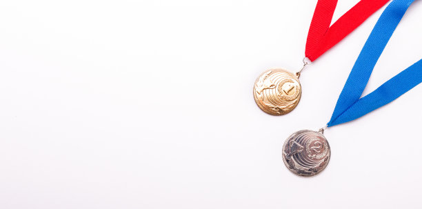 金色和银色的奖牌与丝带在白色的背景。图片下载