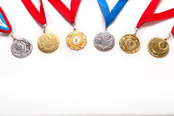 金色和银色的奖牌与丝带在白色的背景。图片下载