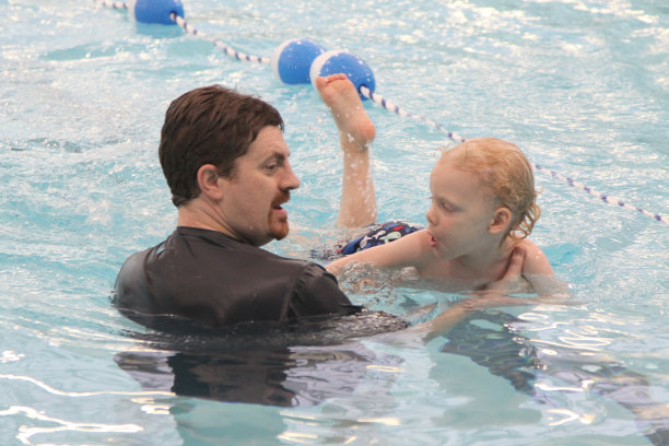 小孩和他的第一堂游泳课图片下载