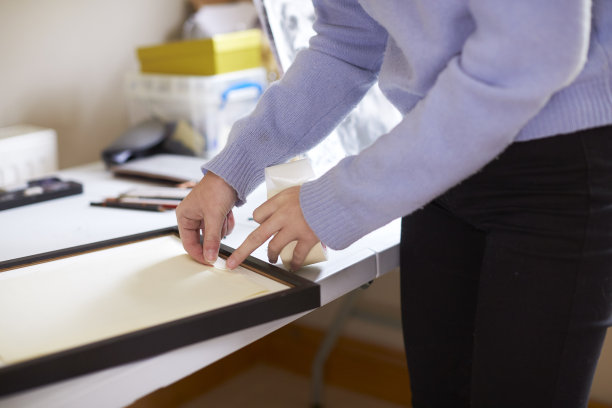 近距离的女性青少年艺术家装帧照片在工作室图片下载