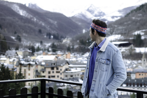 年轻人看山图片下载