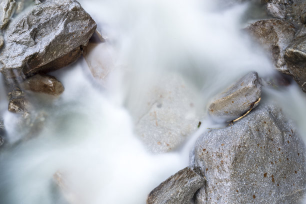阿尔卑斯山的河水图片下载