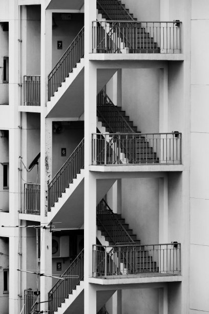 建筑旁边的Ladder细节。建筑几何线条图案。现代的墙。多边形结构。黑色和白色的抽象背景。图片下载