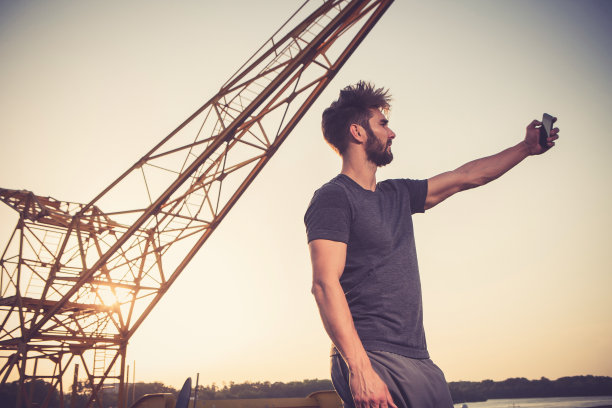 一个年轻人在日落时自拍图片下载