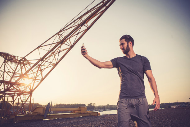 一个年轻人在日落时自拍图片下载