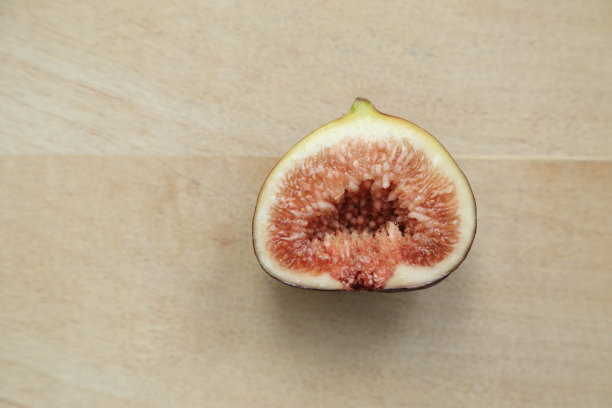 鲜果、无花果(无花果)放在木盘上。图片下载