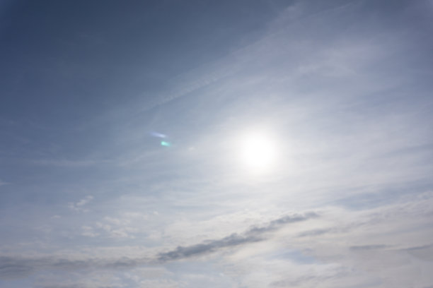 从山顶望去，一片云雾缭绕的日出照片从峰顶缓缓升起。图片下载