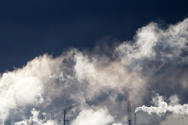 日落时工业建筑物的彩色照片。图片下载