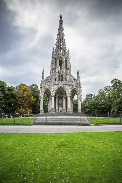 比利时布鲁塞尔拉肯公园里的利奥波德一世纪念碑图片下载