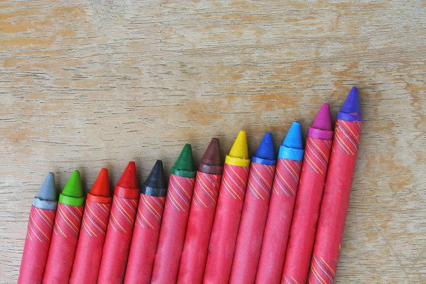 彩色蜡笔在木头上图片下载