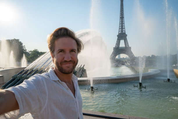 年轻男人在巴黎用手机自拍图片下载