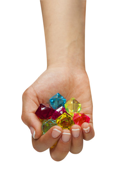 手持宝石或珠宝在白色孤立的背景图片下载