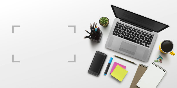 办公场所的笔记本电脑，笔记本，办公用品和文具在白色的背景。解决方案，商业计划，创意，设计，学习，启动或工作平面俯视图概念。图片下载
