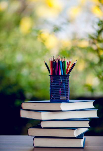 图片书籍和教育设备放在桌子上，教育概念与复制空间图片下载