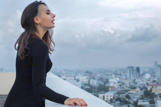 屋顶上年轻女子的肖像图片下载