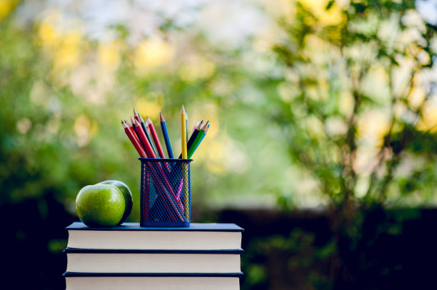 图片书籍和教育设备放在桌子上，教育概念与复制空间图片下载