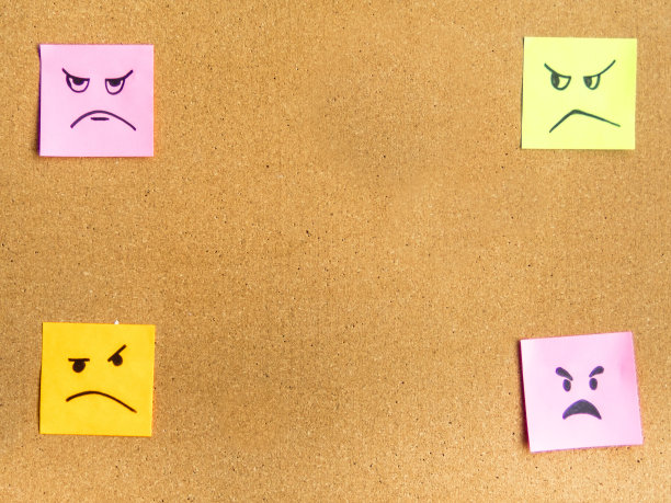 用不同表情的便利贴贴在软木板办公室学校抽象概念照片上图片下载