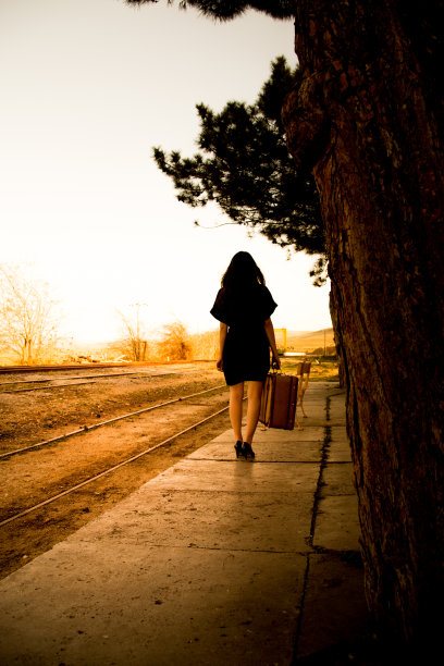 女人在春天旅行的照片图片下载