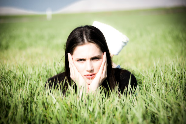 户外女模特照片拍摄在春天图片下载