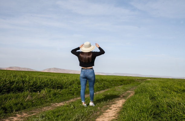 户外女模特照片拍摄在春天图片下载