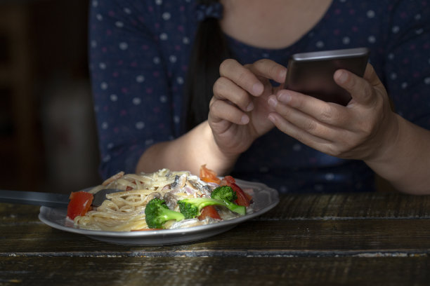 一边看手机一边吃意大利面图片下载