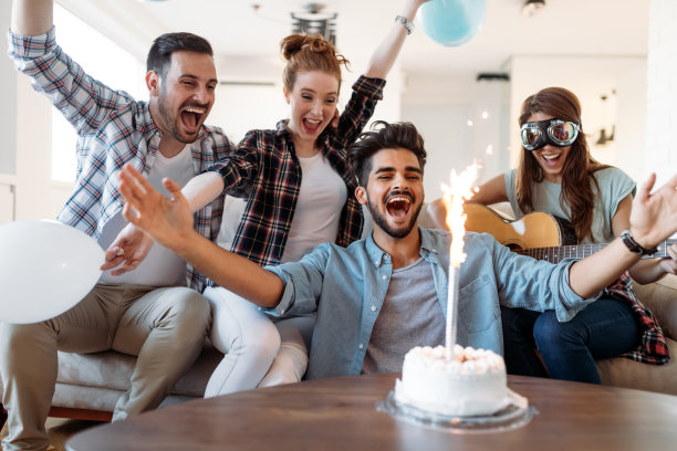 一群年轻快乐的朋友庆祝生日图片下载