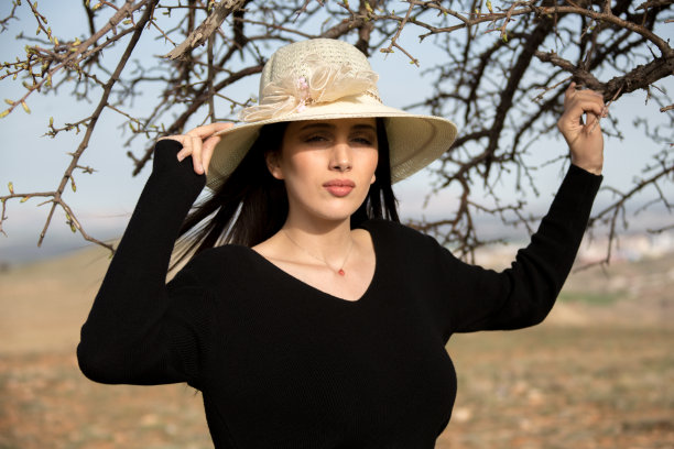 户外女模特照片拍摄在春天图片下载