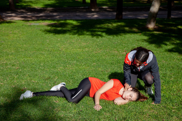 两个小女孩在一个露天公园练习心肺复苏术图片下载