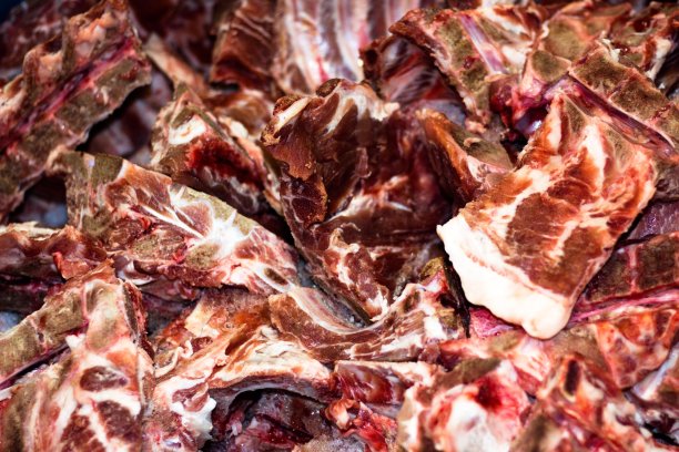 鲜嫩多汁的红猪肉片。肉是由肉类工厂的农场里的动物制成的。图片下载