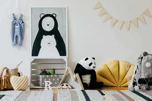 时尚的斯堪的纳维亚儿童房与模拟海报框架在图案墙上，盒子，泰迪熊和玩具。可爱的现代室内娱乐室，白色的墙壁，木制的配件和五颜六色的玩具。图片下载
